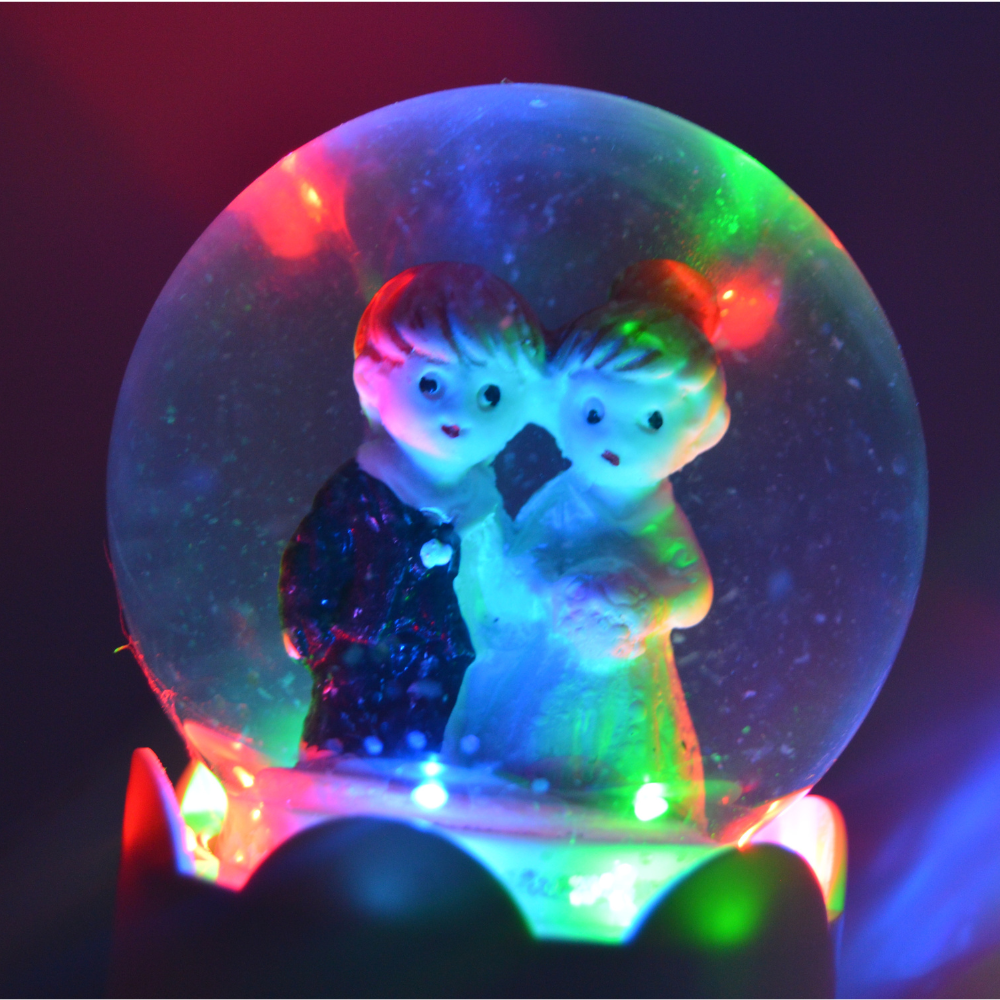 Glob luminos LED cu figurine in lichid, diverse modele